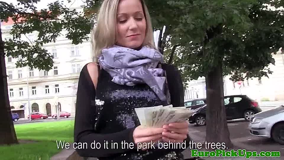 Sie zeigt sich öffentlich für Geld
