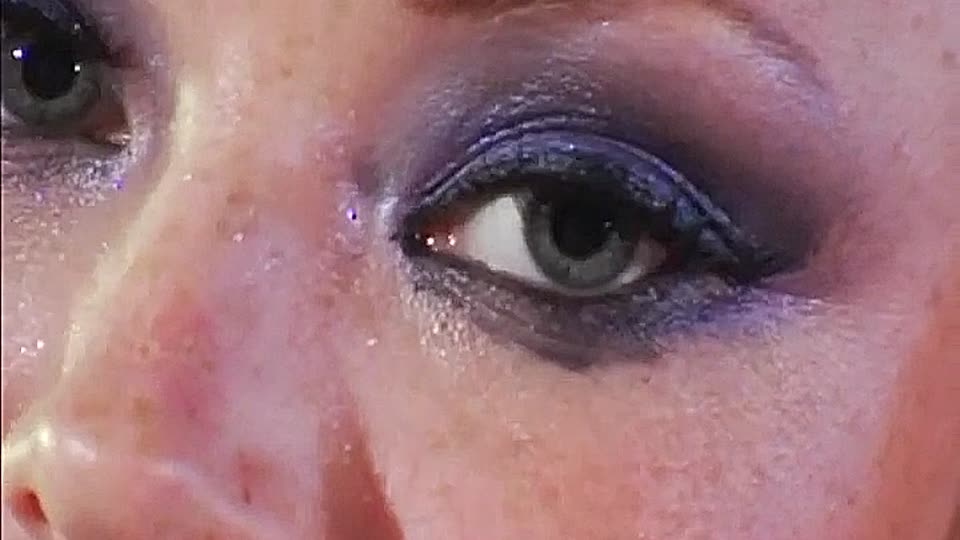 Zwei bisexuelle Mädchen werden von Rockstar hart in den Arsch gefickt