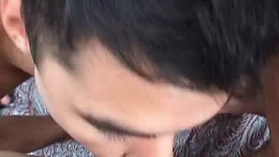 Zwei Frauen mit Schwänzen ficken einen Mann beim Sex im Freien