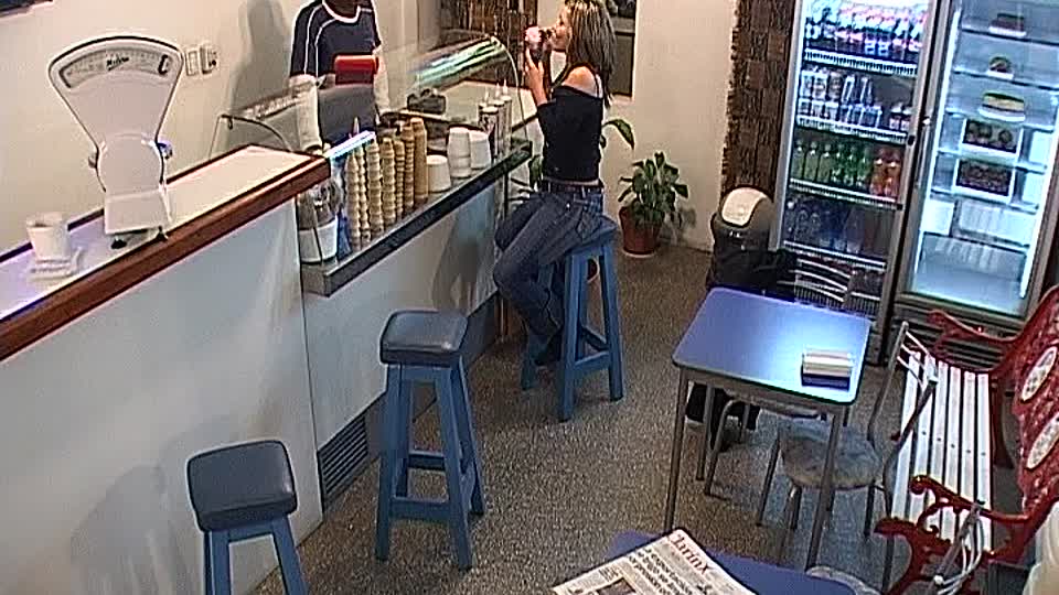 Babe lutscht dunklen Strapon im Nachtclub