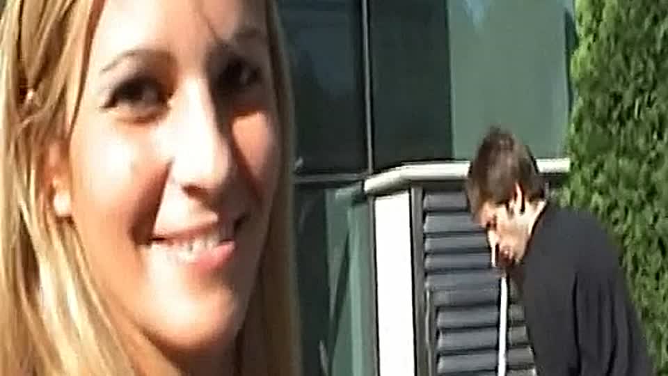 Blondine nackt in der Öffentlichkeit