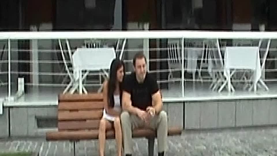 Brünette heimlich ohne Unterwäsche gefilmt