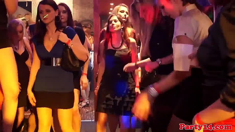Tabu-Mädchen tanzt auf Sexparty ohne Höschen
