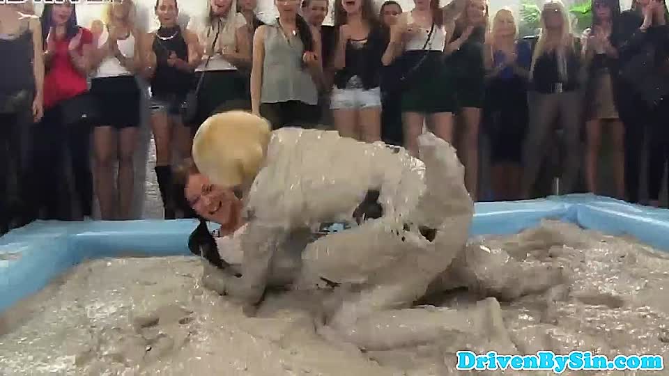 Versaute Mädchen liefern sich eine Schlammschlacht
