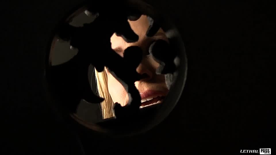 Blondes, vollbusiges Luder gibt Blowjob im Glory Hole