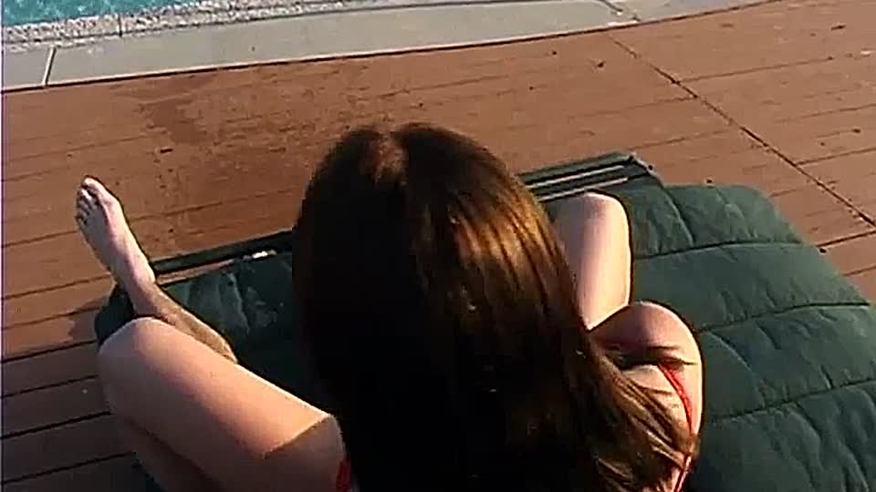 Junge Brünette wird auf der Terrasse gefickt