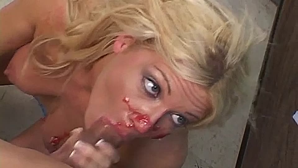Blondine mit besonderer Vorliebe wird tief in den Mund gefickt