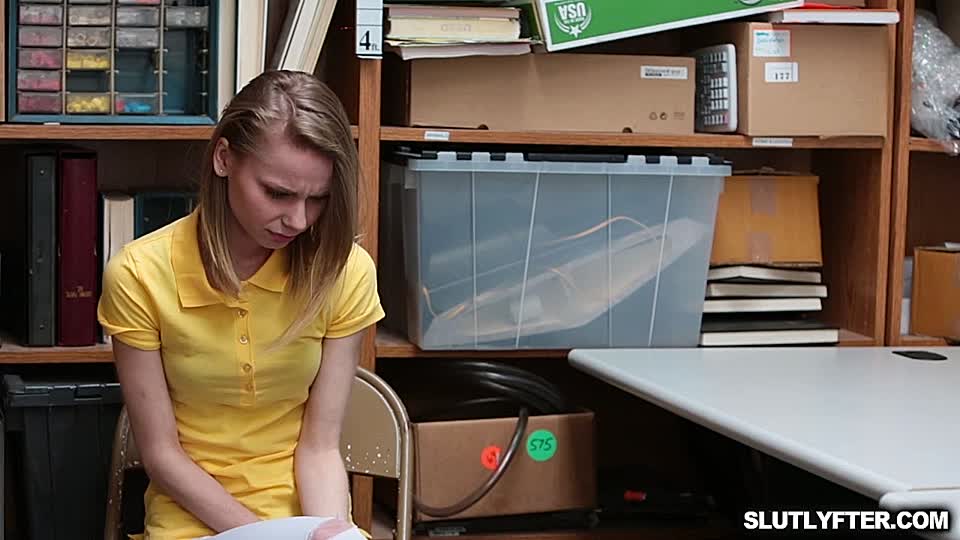 Teen beim Stehlen erwischt und gefickt