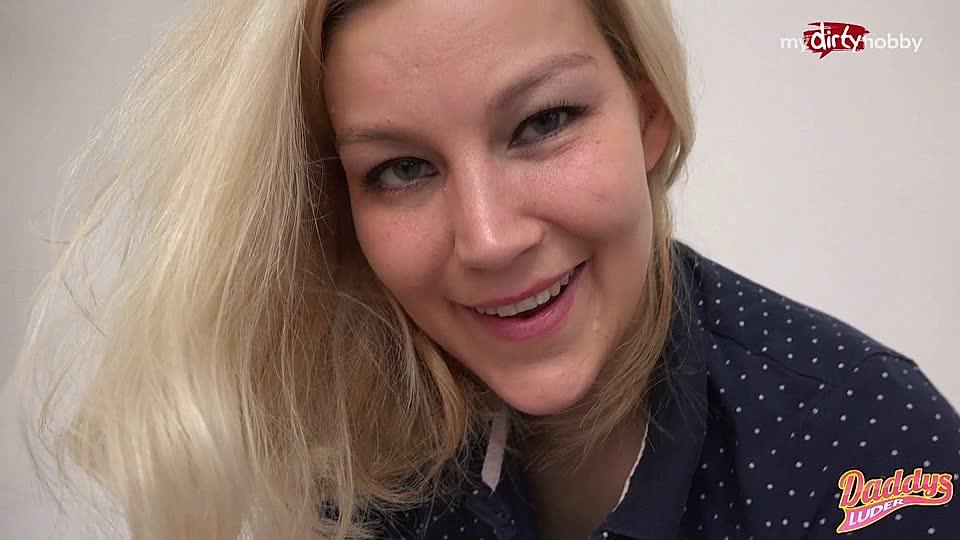 Unrasierte deutsche Papas Schlampe wird anal gefickt