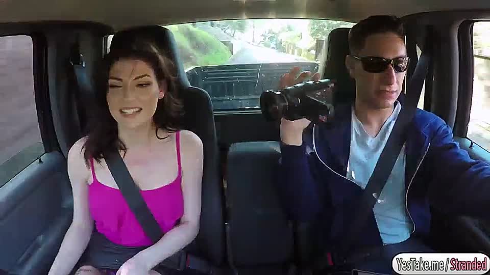 Heißes Mädchen wird im Auto angefahren