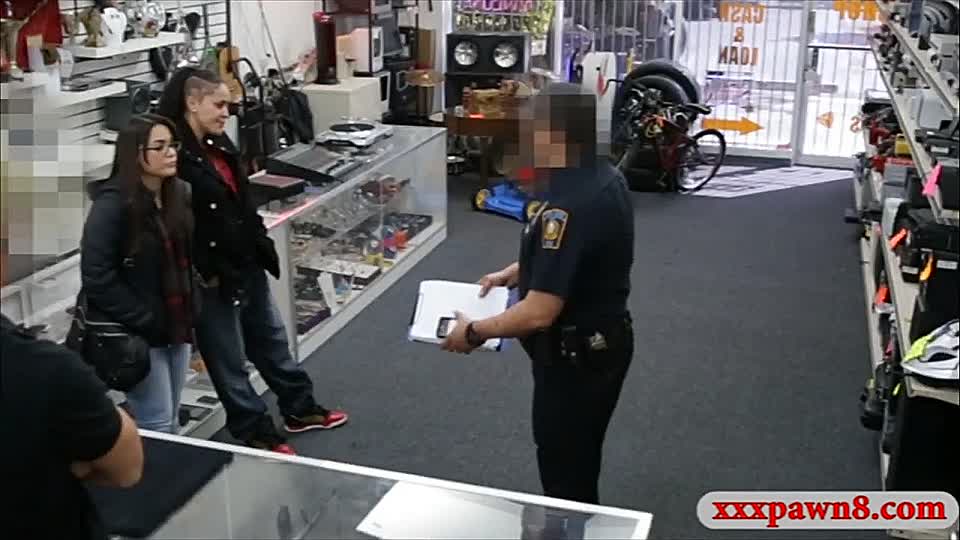 Diebin fickt Polizisten