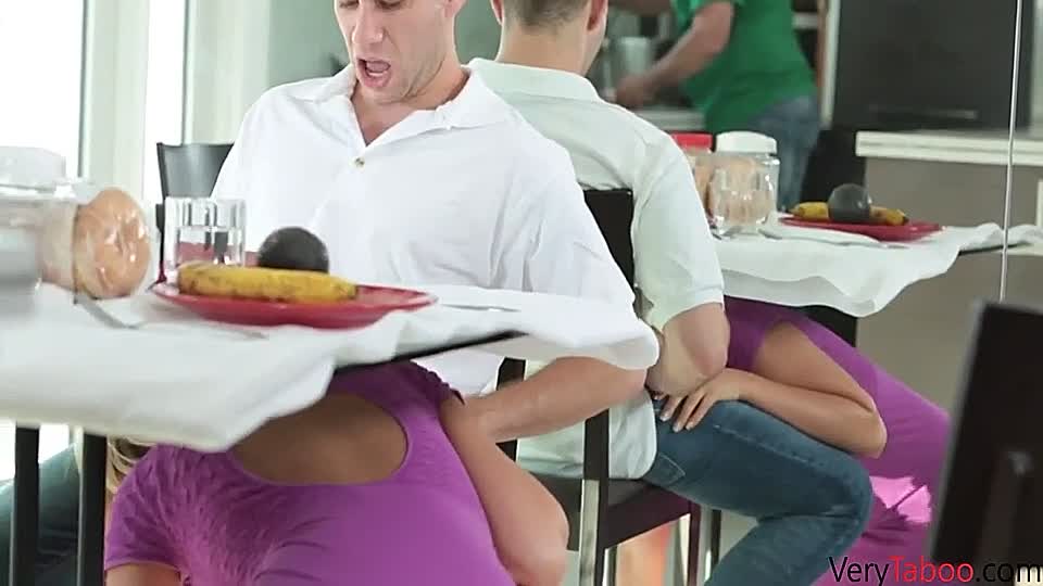 Blonde Mutter fickt neben ihrem Mann einen jungen Schwanz