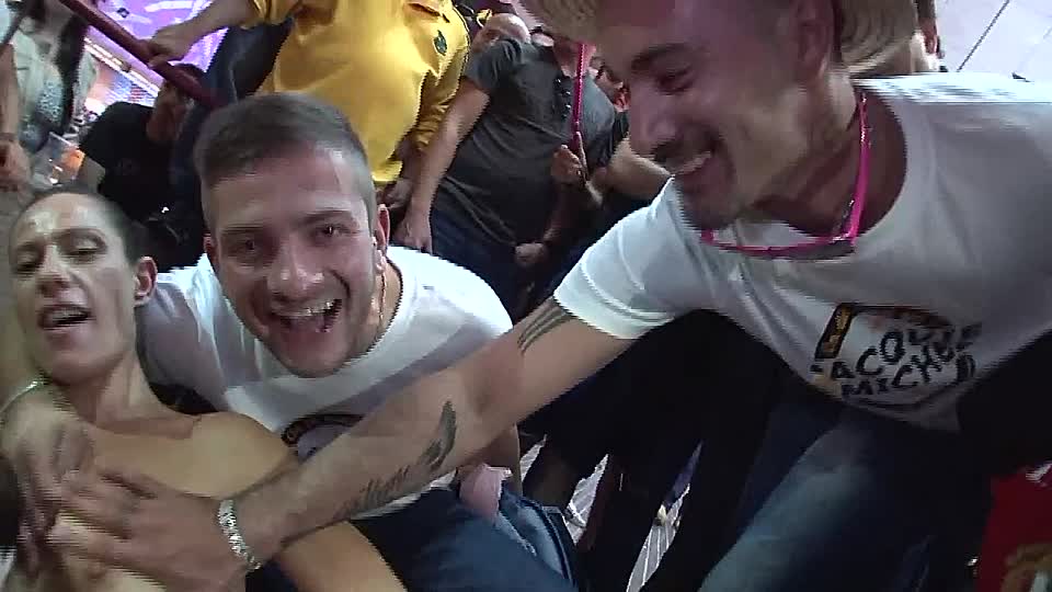Bisexuelles Trio mitten auf der offenen Bühne